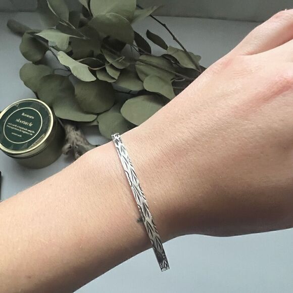 Vintage Jewelry - Sterling silver 925 diamond cut bangle 8”